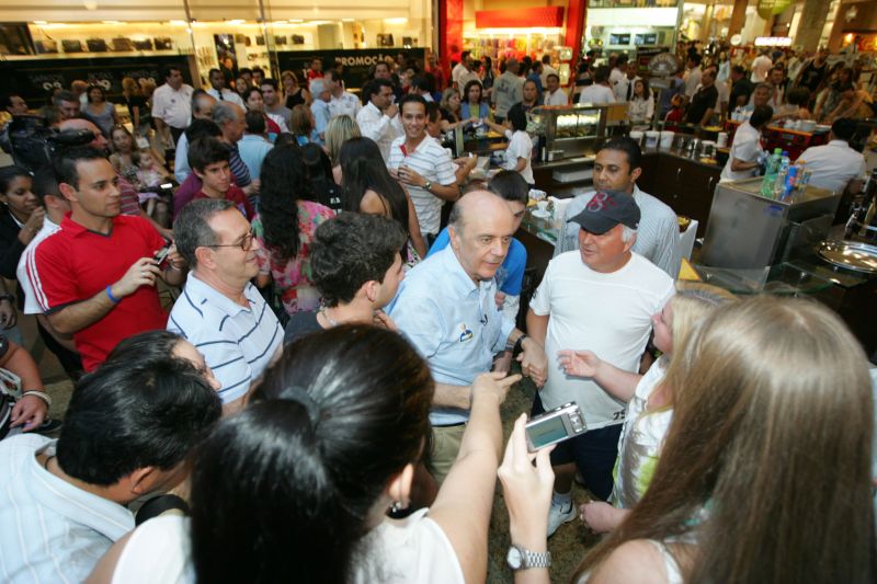 Serra em shopping de Londrina: corpo a corpo com eleitores | Gilberto Abelha/Gazeta do Povo
