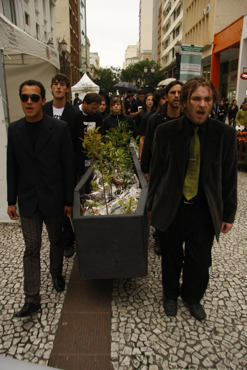 O grupo Ecoberrantes percorreu o calçadão da Rua XV em protesto contra as mudanças no Código Florestal | Hugo Harada/Gazeta do Povo