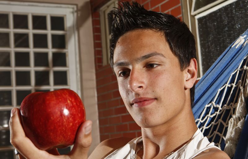 O estudante Pedro Antônio Zampão passou a sentir uma fome incontrolável quando completou 16 anos | Antonio Costa/Gazeta do Povo