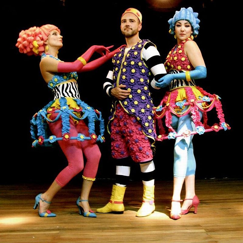 Também cenógrafo e figurinista, o diretor Paulo Vinícius vestiu a montagem de elementos pop e kitsch |