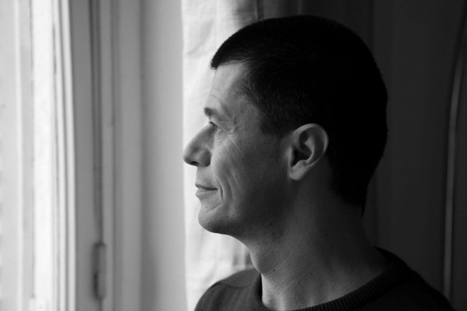 Carrère: personagens lutam para não cair no abismo, apesar da força das ondas | John Foley/Agence Opale