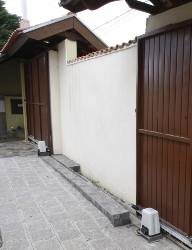 O portão eletrônico deslizante, em formato de placa, garante conforto e privacidade para a família do contador Dalton Reva |