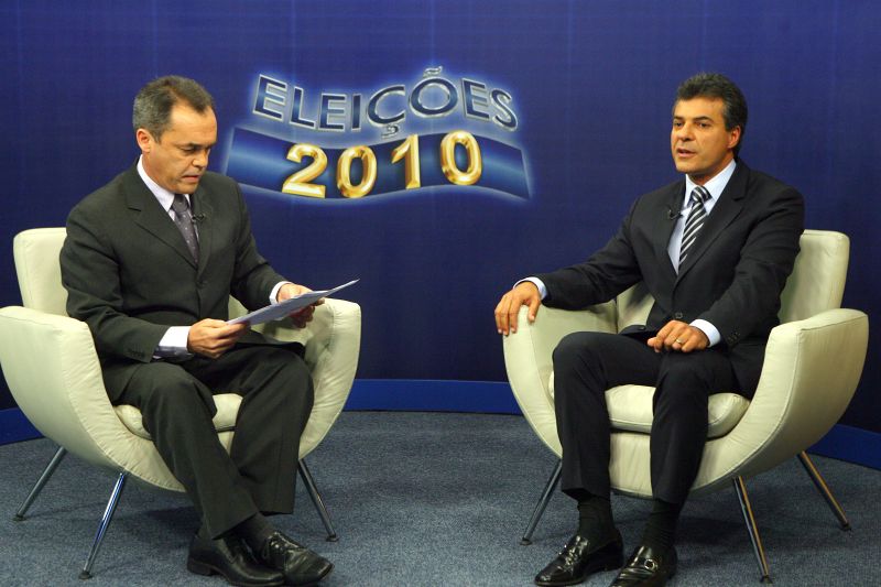 Beto Richa é entrevistado por Sandro Dalpícolo: críticas a Osmar Dias voltaram à pauta | Hedeson Alves/ Gazeta do Povo