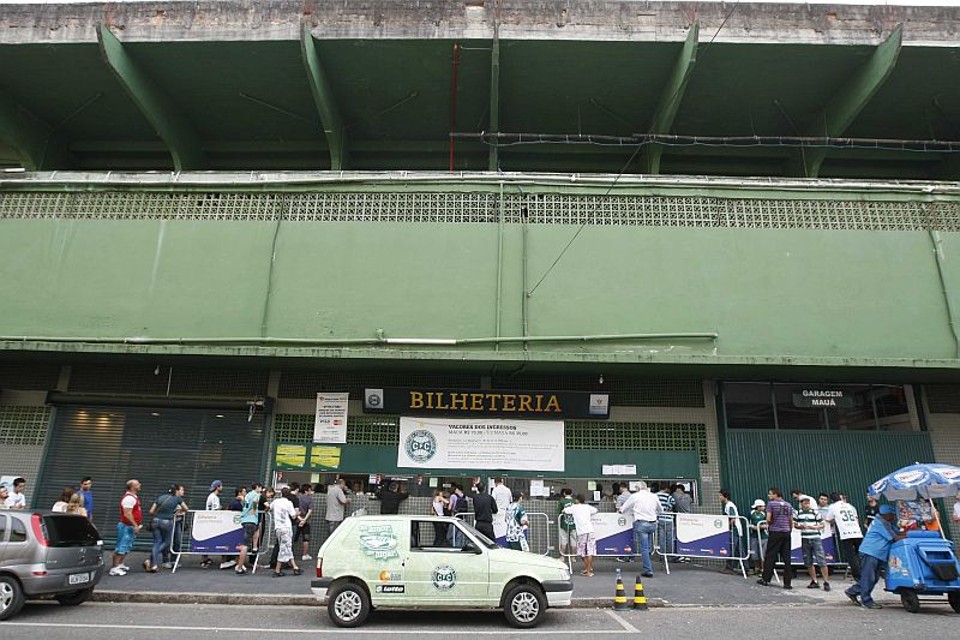 Fila no Couto Pereira para a aquisição de ingressos: materiais de torcidas organizadas seguem vetados no estádio do Coritiba | Daniel Castellano / Agência de Notícias Gazeta do Povo