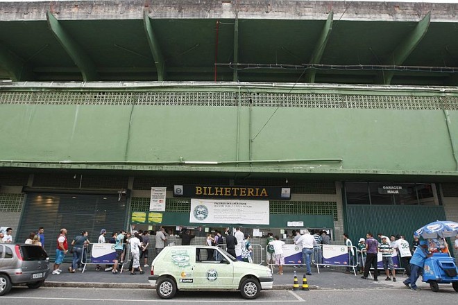 Fila no Couto Pereira para a aquisição de ingressos: materiais de torcidas organizadas seguem vetados no estádio do Coritiba | Daniel Castellano / Agência de Notícias Gazeta do Povo