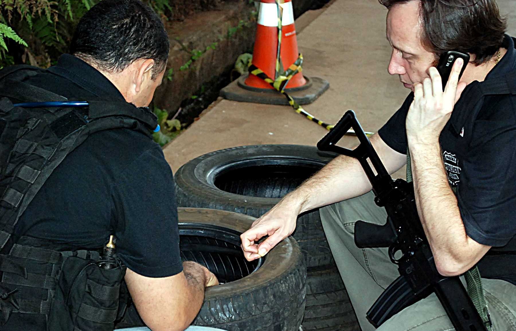 Policiais avaliam artefato antes da explosão | Polícia Civil de Foz do Iguaçu