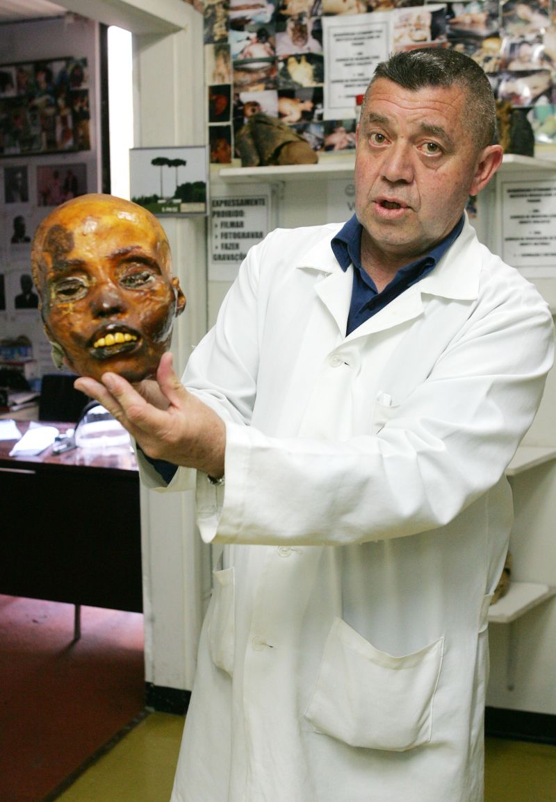 Camargo mostra um dos crânios da exposição, que tem acesso restrito e é aberta só para maiores de idade | Antonio More/ Gazeta do Povo