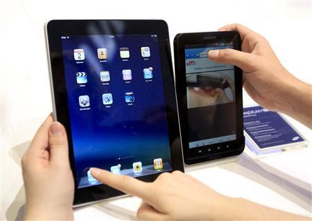 Pessoas compararam a performance do iPad com a do Galaxy Tab, da Samsung, na feira de eletrônicos Internationale Funkausstellung (IFA) em Berlim | REUTERS