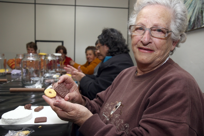 Cléia Maria, de 74 anos, planeja viver sozinha depois que o neto se casar. Agenda lotada de atividades evita a solidão | Fotos: Henry Milléo/ Gazeta do Povo