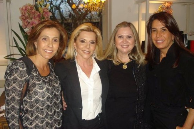 Jandirinha Khury (de branco), que comemorou aniversário no sábado, foi homenageada por suas amigas Andrea Omeiri (à esq.) e Marcia Almeida (à dir.) na Bazaar Fashion, na última sexta-feira. Entre as presentes, Ana Maria Petruzziello Kohane | 