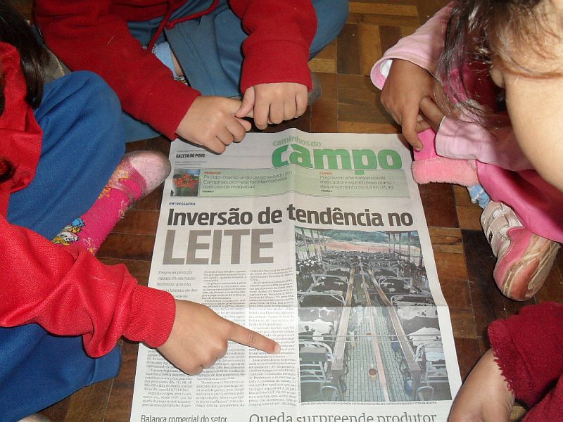 Com a reportagem, alunos de alfabetização da Escola Municipal Antonio José de Carvalho aprendem sobre o leite |