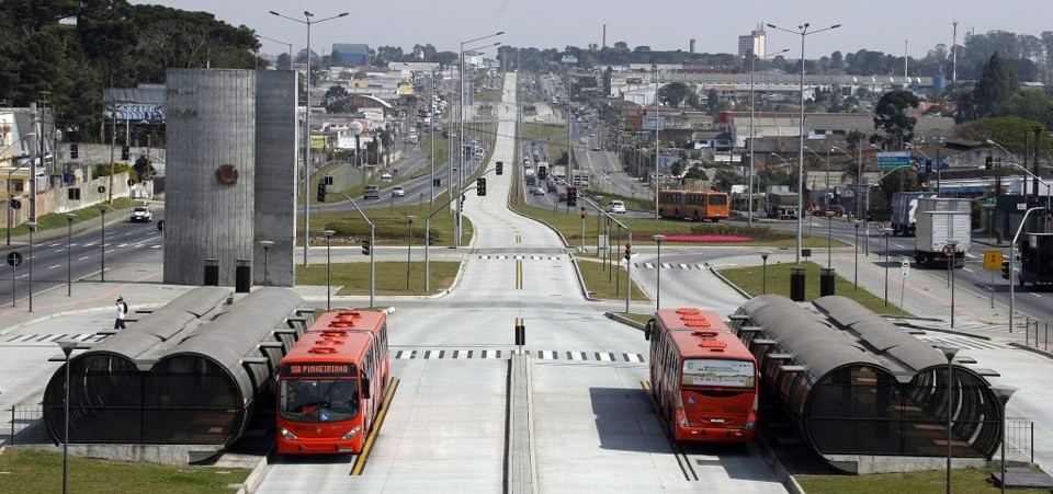Vista geral da Linha Verde, a avenida de Curitiba que ainda sofre com o complexo de BR-116. Uma das hipóteses é de que ação da prefeitura para promover a região deveria ser mais agressiva | Daniel Castellano/Gazeta do Povo