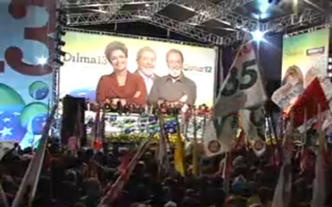 Moradores do bairro Sítio Cercado e cabos eleitorais aguardam a chegada de Lula |