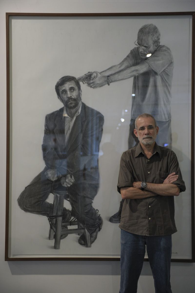 Gil Vicente se retratou matando autoridades mundiais, como o presidente iraniano Ahmadinejad: curadoria se recusou a censurar o artista | Maurício Lima/AFP