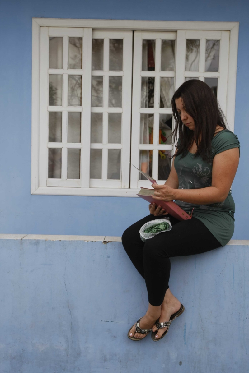 Mônica Santos observa foto da mãe, atropelada em cima da calçada por um motorista bêbado: tristeza e indignação | Daniel Castellano/Gazeta do Povo