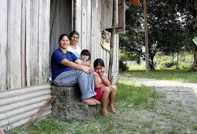 Por falta de oferta de Ensino Médio, Marinele Dias (à frente) ficou sete anos longe da escola. Agora espera que os filhos concluam os estudos em Guaraqueçaba | 