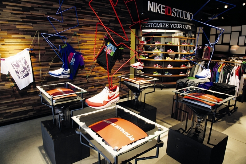 Nike Air 87/09: arames recobertos com tecido dão a ideia de cadarços no ambiente criado pela We Shape Connection Design | Fotos: Divulgação