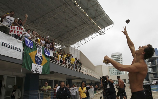 Cesar Cielo comemora vitória na final dos 50 metros borboleta no Campeonato Brasileiro de Natação, no Rio de Janeiro. | REUTERS/Sergio Moraes