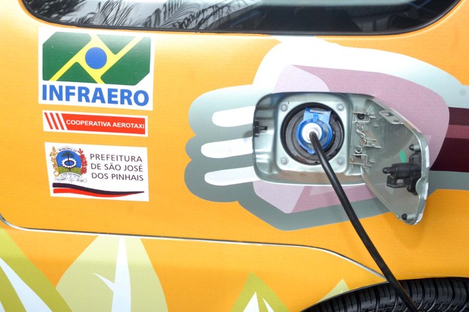 Veículo foi desenvolvido pela Copel e vai operar no Aeroporto Afonso Pena, onde está instalado o eletroposto | 