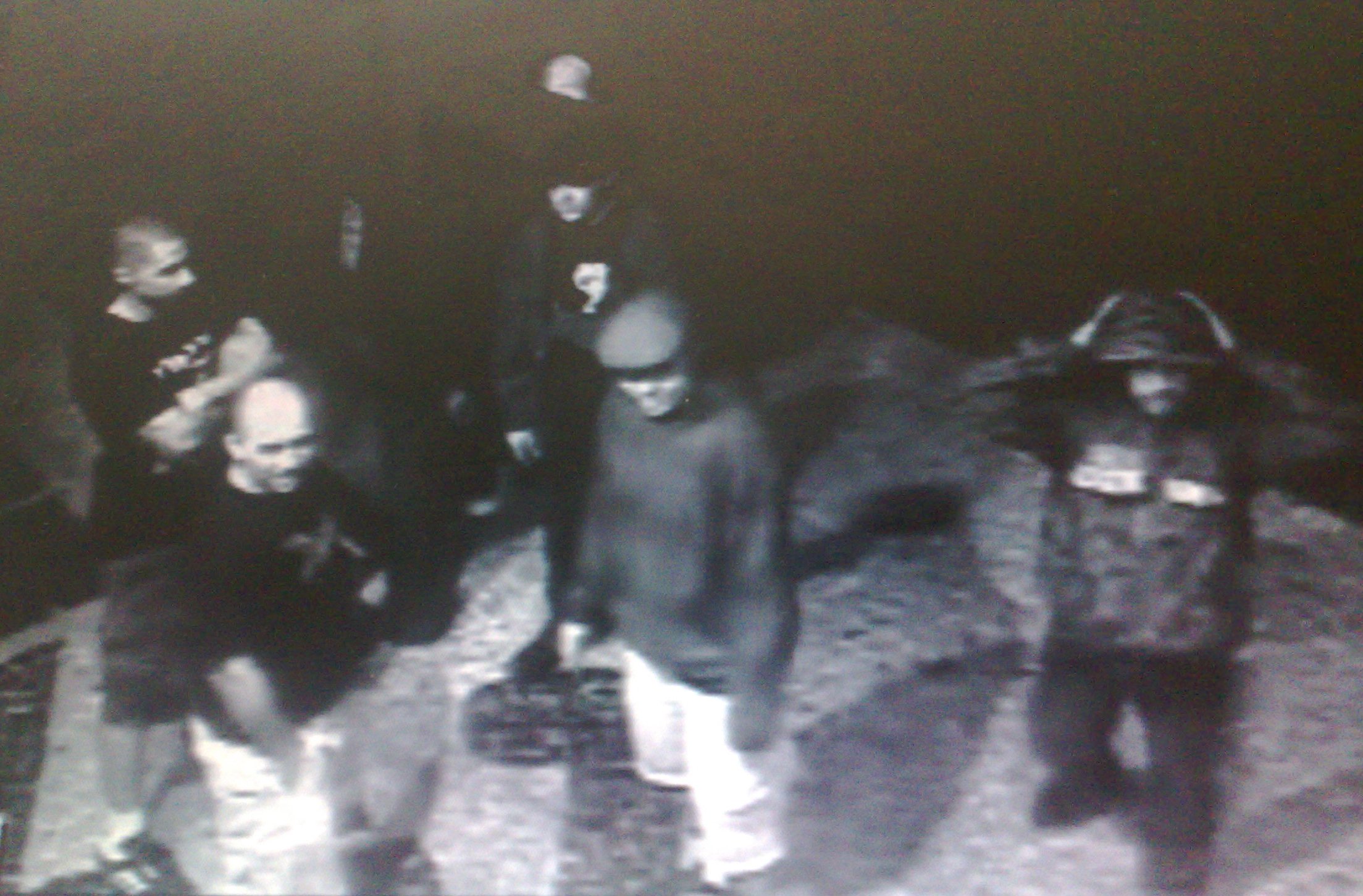 Homens que aparecem nas imagens foram reconhecidos pelas vítimas. O que está à direita (com as mãos na cabeça) seria o líder do grupo | Felippe Aníbal/ Gazeta do Povo