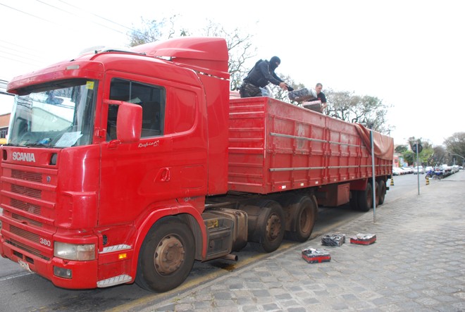 Caminhão com as drogas tinha placas do Paraguai e estava carregado com soja | 