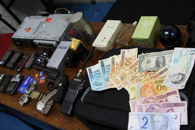 Objetos encontrados com o grupo detido | 