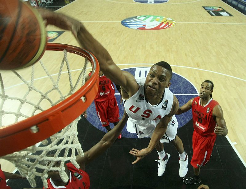 Westbrook faz a enterrada na vitória ampla dos Estados Unidos sobre Angola | Jaff Haynes / Reuters