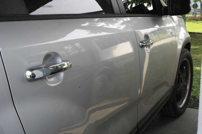 Imagem mostra lateral do carro de Sandro, local em que teria tocado o carro da PM no momento da arbordagem policial | 