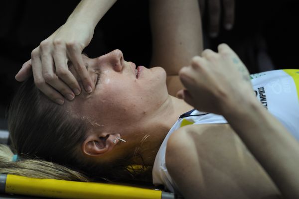 Mari torceu o joelho e saiu carregada de quadra; lesão tira a paranaense do Mundial no Japão | FIVB