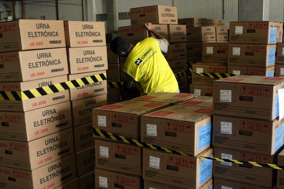 Urnas eletrônicas serão distribuídas por funcionários dos Correios | Albari Rosa / Gazeta do Povo