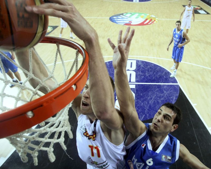 | Jeff Haynes / Reuters