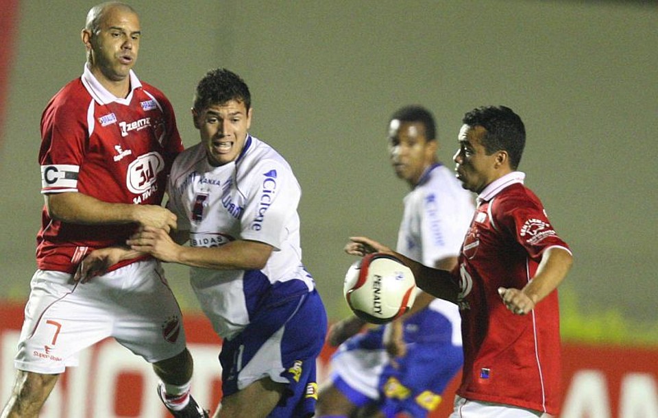 Em partida disputada, Paraná sofre empate com um jogador a mais em campo | Carlos Costa / Futura Press