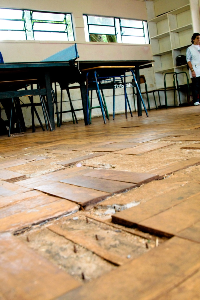 Tacos soltos em sala do Colégio Santa Felicidade: problemas são visíveis | Cesar Machado/Vale Press