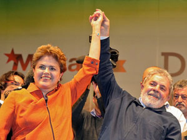 Dilma Rousseff e o presidente Luiz Inácio Lula da Silva em comício nesta segunda em São Paulo | Ichiro Guerra / Divulgação