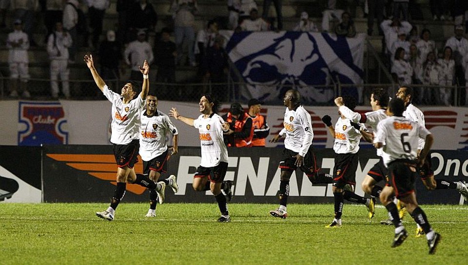Com gol de pênalti e em jogada de falta, o Sport fatura o Paraná na Vila Capanema | Pedro Serápio / Agência de Notícias Gazeta do Povo