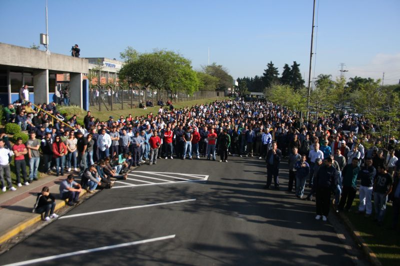 Funcionários da Volvo pararam por duas horas na frente da fábrica: sindicato diz estar à espera de contraproposta | Divulgação/SMC