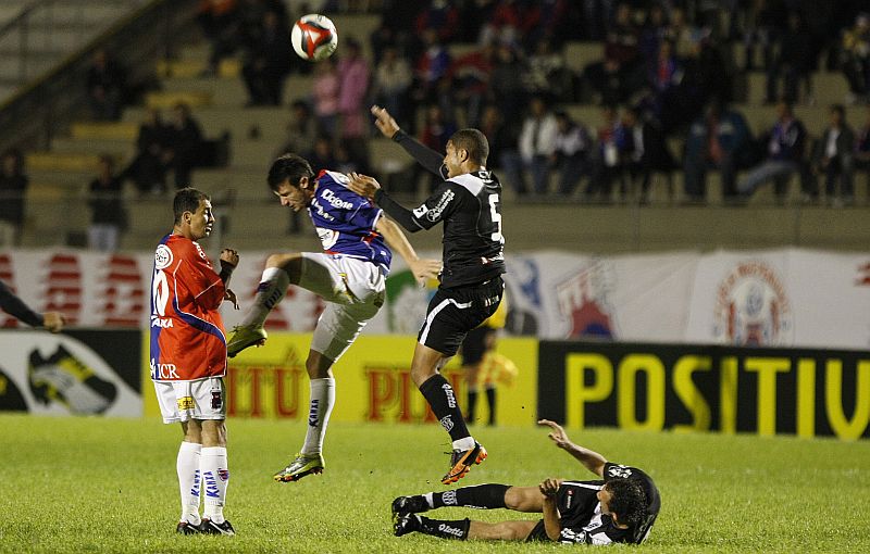 Tricolor faz bom início de partida, mas se perde em campo e quase perde a partida | Pedro Serápio / Agência de Notícias Gazeta do Povo