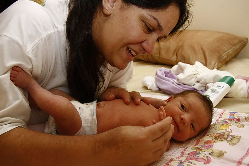 Jamile Dante evita o uso de talco na pequena Gabriela, de um mês de vida | Hugo Harada/Gazeta do Povo