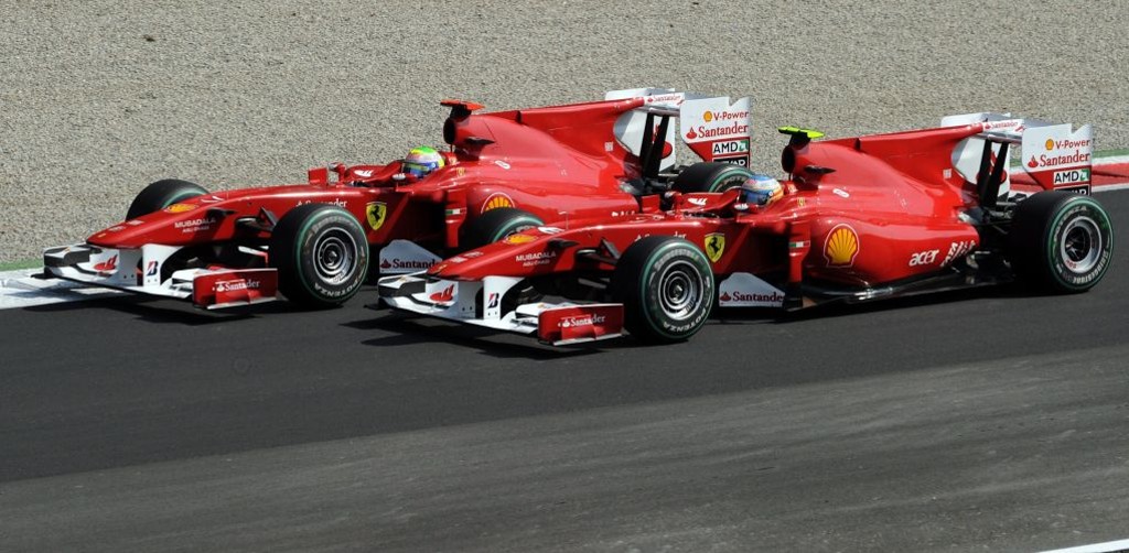 Os companheiros de Ferrari Felipe Massa e Fernando Alonso chegarama disputar posição no GP da Itália, mas o espanhol não deu chances para o piloto brasileiro