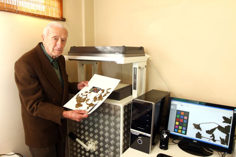 O botânico curitibano Gertd Hatschbach, que fez 82 mil coletas, mostra resultado da digitalização | Joel Rocha/SMCS/Prefeitura de Curitiba