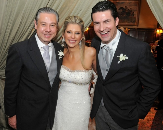 O arquiteto Eduardo Mourão (à esq.) assinou a ambientação e a organização do casamento de Marilis Borcath com o catarinense Sandro Faggiani, industrial da área têxtil, sábado passado no Graciosa Country Club. O casal, que viajou ontem para as Ilhas Gregas, vai residir em Blumenau no apartamento também decorado por Mourão, amigo da família da noiva | 