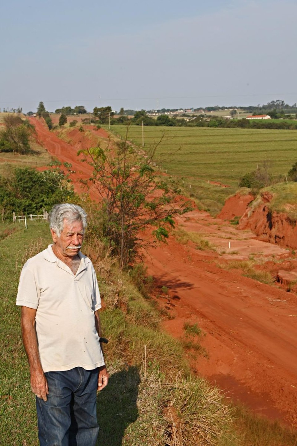 Sebastião Rodrigues parou de vender leite por causa do péssimo estado da Estrada Boiadeira: Ouço falar da conclusão desde que cheguei" | Albari Rosa / Gazeta do Povo
