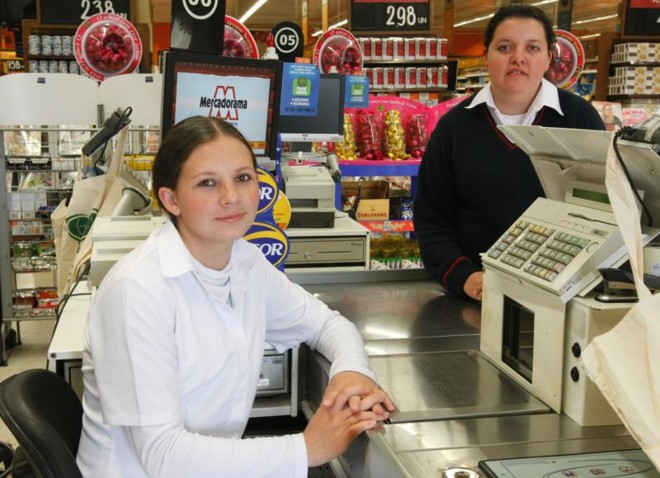 Francieli (de branco) e Ereni foram contratadas rapidamente por um supermercado | Marcelo Elias/ Gazeta do Povo