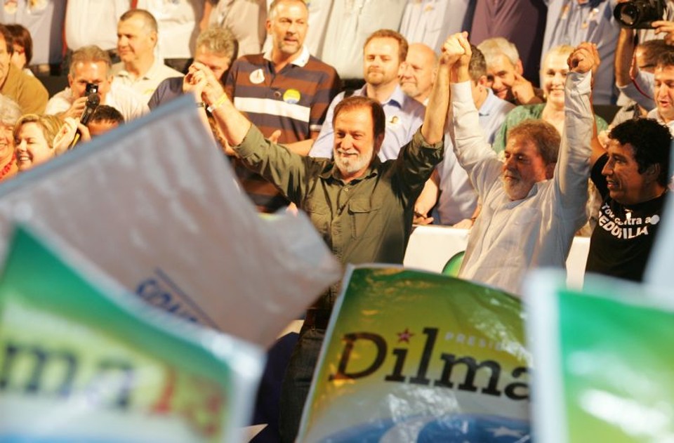 Osmar e Lula, em comício em Foz do Iguaçu no começo do mês: pesquisas indicam vantagem de Beto e Serra em Curitiba | Christian Rizzi / Gazeta do Povo