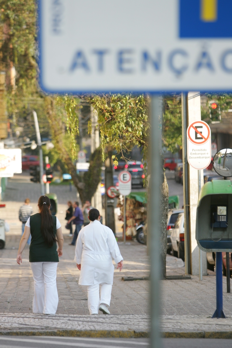 Uso de jaleco na rua aumenta risco de infecções hospitalares | Daniel Castellano/Gazeta do Povo