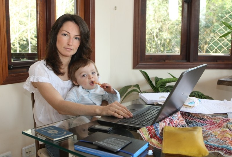 Valquíria se divide entre a sociedade em duas empresas, dois filhos pequenos e a gravidez. A saída para dar conta é o convívio famíliar e a prática de exercícios | Aniele Nascimento/Gazeta do Povo