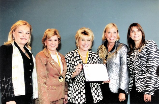 CONVENÇÃO DA FEDERAÇÃO DAS MULHERES DE NEGÓCIOS -Na abertura da 22ª Convenção da Federação das Mulheres de Negócios do Brasil, que reuniu mais de 300 associadas de vários estados do país, a empresária Maria Cecília de Leão Rosenmann, fundadora da BPW Paraná e ex-presidente da BPW Brasil, foi a grande homenageada, recebendo a comenda Lena Madesin Philips pelo seu elogiável trabalho. Maria Cecília (com a comenda em mãos), recebeu os cumprimentos de Maria Inês Borges da Silveira, presidente da BPW Curitiba, Arlete Zago, presidente da BPW Brasil, Liz Benham, presidente da BPW internacional, e Yasmin Darwich, coordenadora da entidade para América Latina e Caribe | 