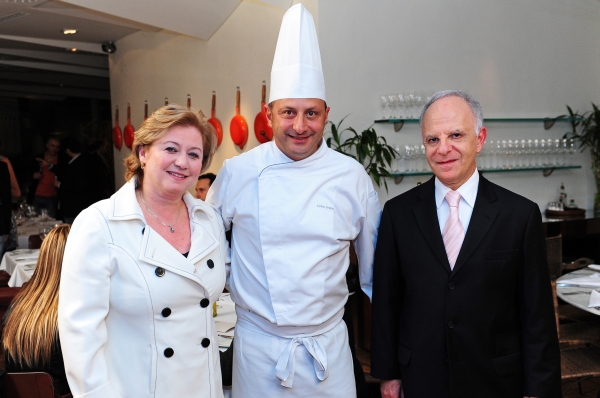 O Guega Ristorante, do chef Celso Freire (ao centro), esteve movimentado na terça-feira para o jantar de lançamento do Movimento Gastronomia Responsável, da Fundação O Boticário de Proteção à Natureza, do qual é o curador. os anfitriões foram Miguel Krigsner (à dir.), fundador e presidente do Conselho Curador da entidade, e a diretora executiva Malu Nunes | Marcelo Krelling