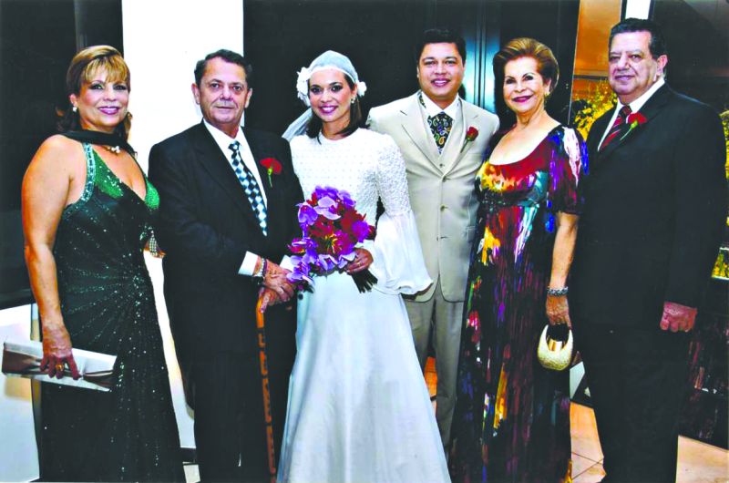 ACONTECIMENTO DE DESTAQUE: Ainda repercutindo o casamento de Tamara Turra e Jefferson Andraus, um dos mais belos acontecimentos da temporada em Curitiba. Celebrado na Igreja São Francisco de Paula, contou com recepção para os convidados no Green Hall. Na foto, os noivos ladeados pelos pais dela, Juçara e José Antonio Turra e pelos pais dele, Florlinda e Nadim Andraus, ela elegante como sempre |