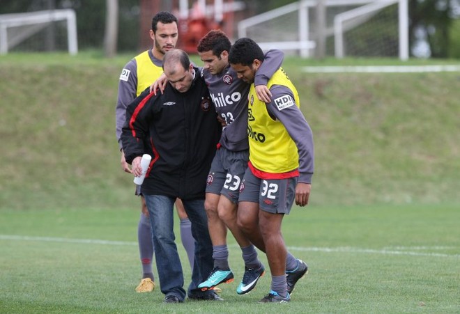 No dia do anúncio da saída de Alex Mineiro do Atlético, o atacante Maikon Leite deixou o treinamento carregado, com dores no tornozelo, e é dúvida contra o Bugre | Valterci Santos / Gazeta do Povo